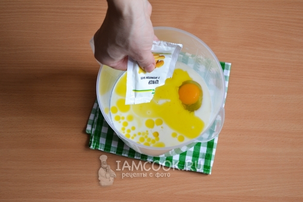 Всыпать ванилин и соль