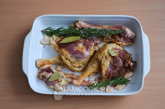 Выложить в форму мясо, лавровый лист и розмарин