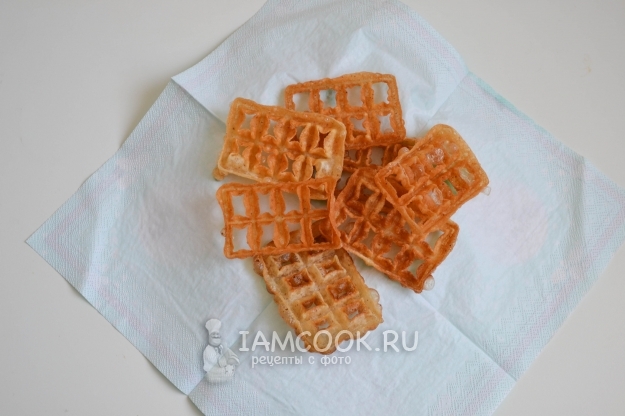 Выложить хворост на салфетку