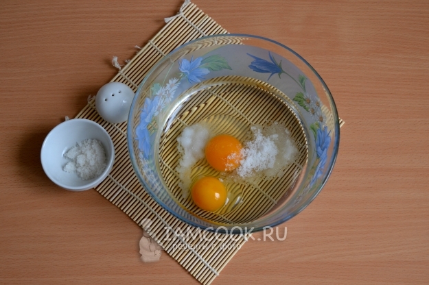 Всыпать к яйцам соль и сахар