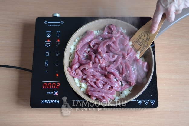 Положить к луку мясо