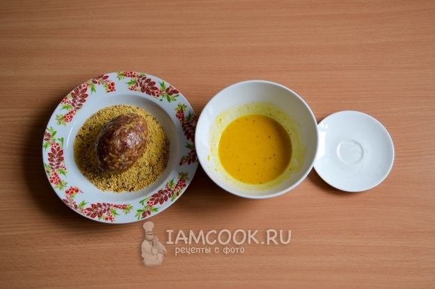 Обвалять котлету в сухарях