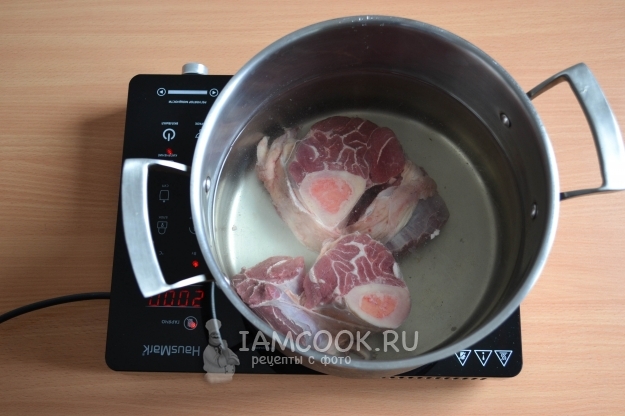 Положить мясо в воду