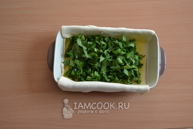 Положить щавель на тесто