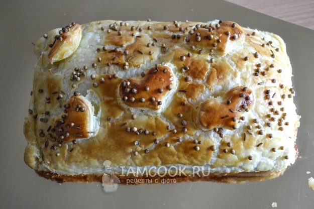 Готовый пирог с щавелем из слоеного теста