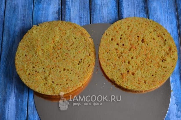 Разрезать корж на две части