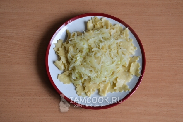 Положить лук на лапшу