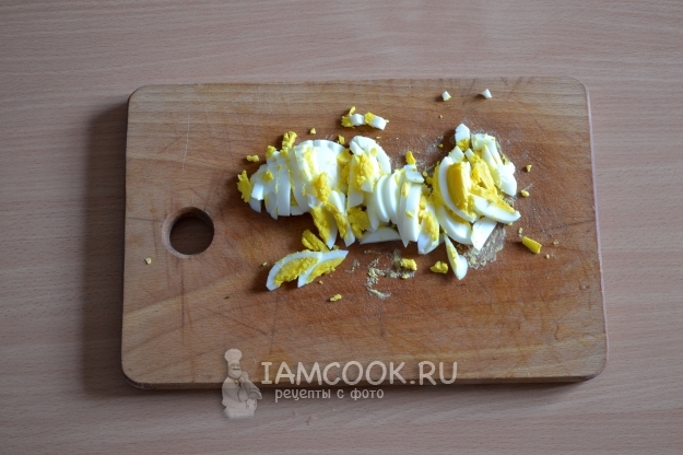 Нарезали яйцо