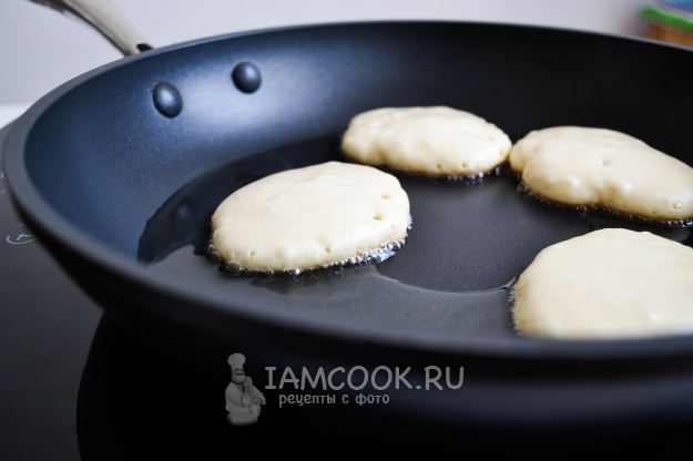 Положить тесто на сковороду