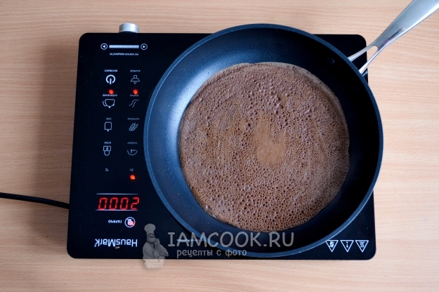 Готовый блин из теста на молоке с яйцами