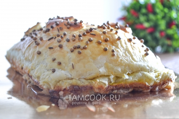 Фото пирога с щавелем из слоеного теста