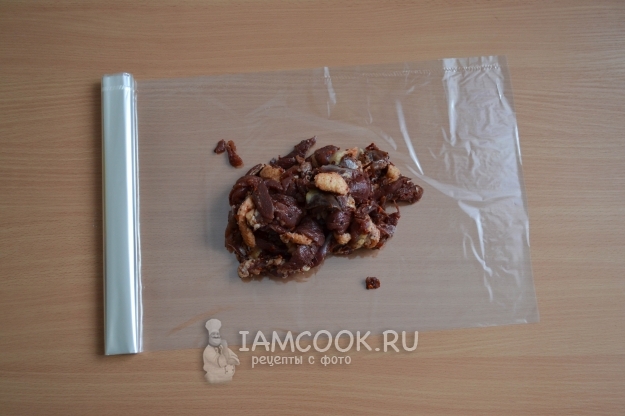 Положить мясо на рукав для запекания