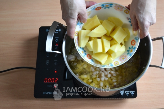 Положить картофель