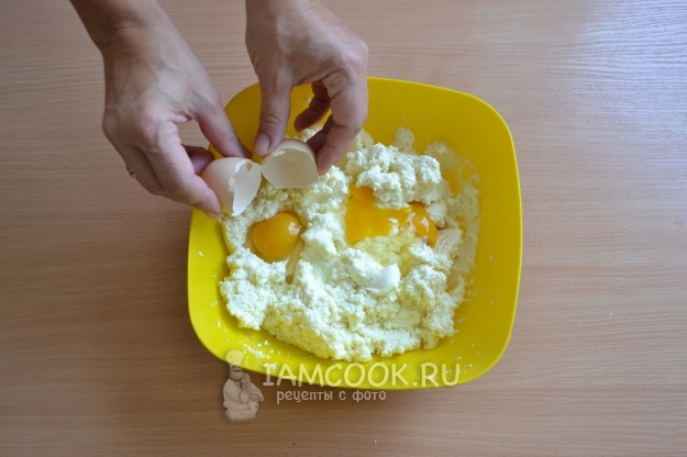 Соединить творог с яйцами