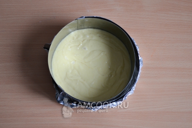 Налить тесто в форму