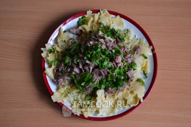 Положить мясо и зелень