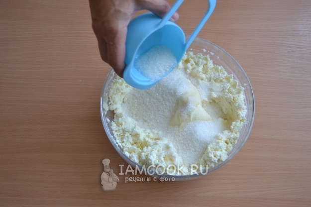 Добавить сметану и сахар