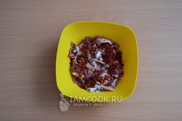 Всыпать соль и специи