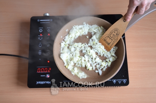 Обжарить лук