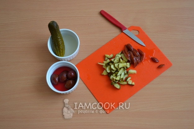 Порезать огурцы и сливы