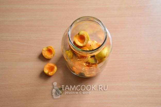 Положить абрикосы в банку