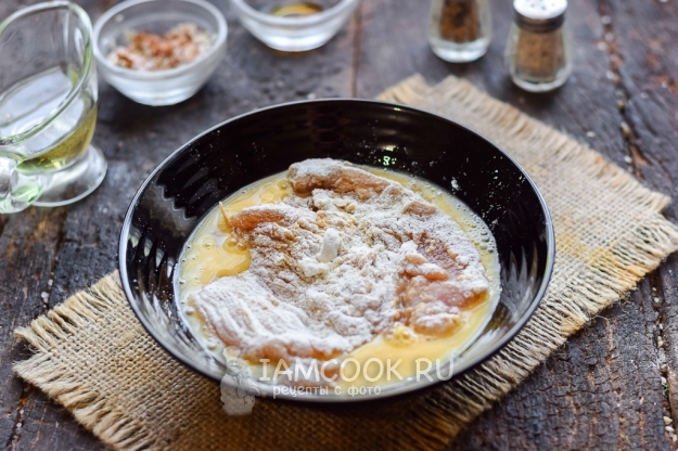 Окунуть мясо в яйцо