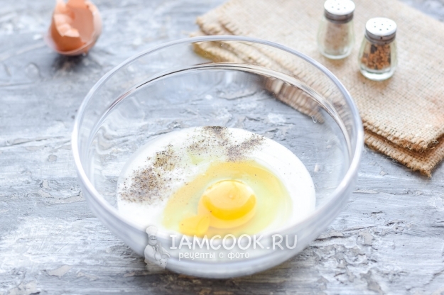 Соединить кефир, яйцо, соль и перец