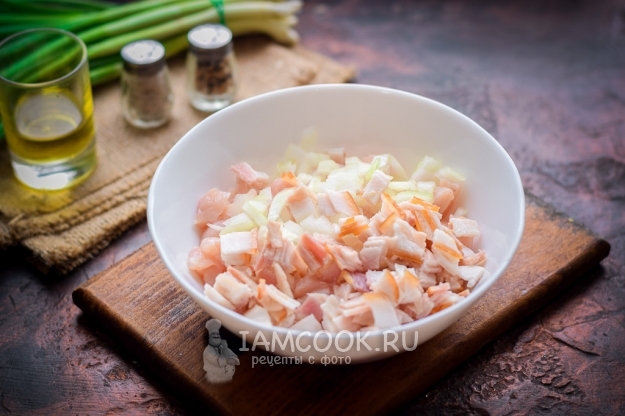Добавить лук и бекон
