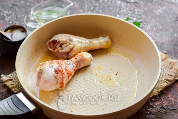 Положить курицу на сковороду