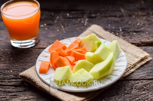 Порезать яблоко и морковь