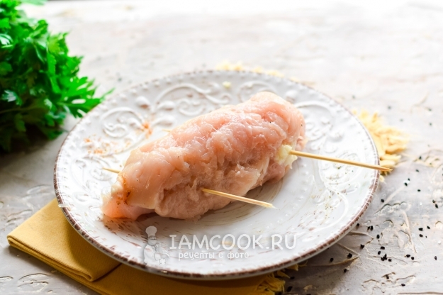 Закрепить рулетик шпажками