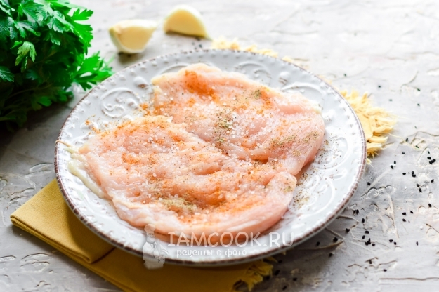 Посыпать солью и специями