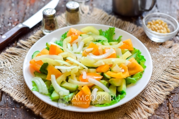 Положить перец и лук