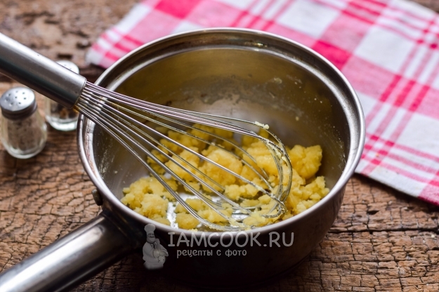 Смешать масло с мукой