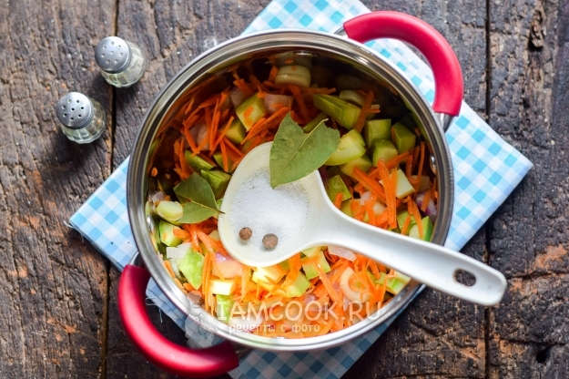 Добавить специи и соль