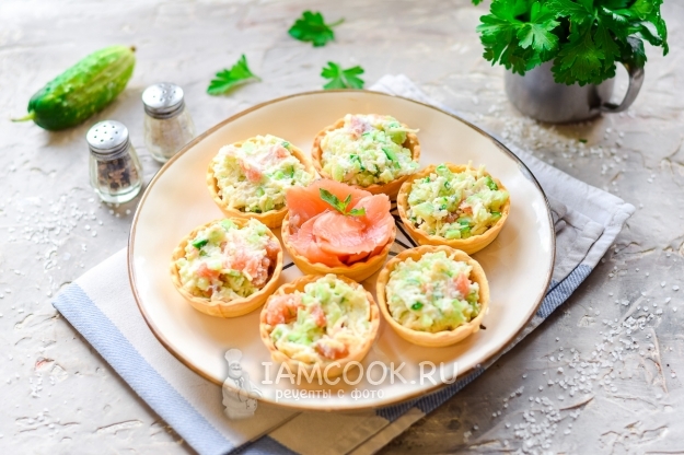 Рецепт салата в тарталетках из красной рыбы, огурца и сыра