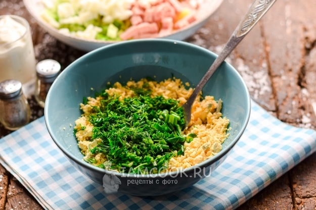 Соединить желтки с зеленью