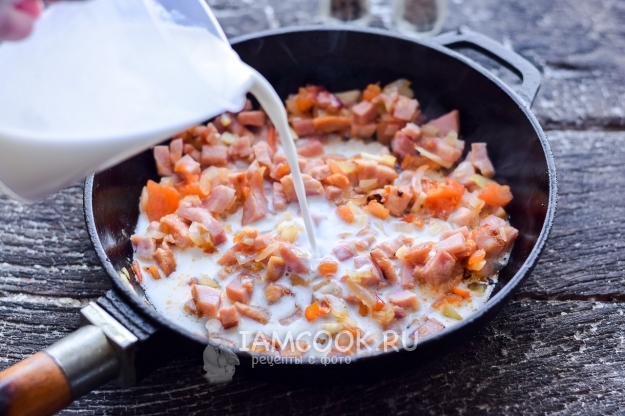 Влить сметану с водой