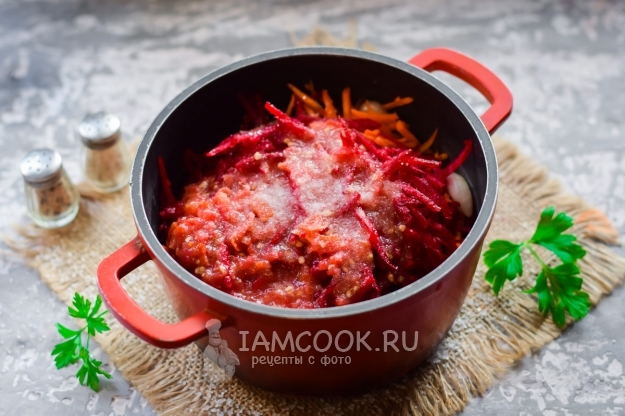 Добавить масло, помидоры, соль и сахар