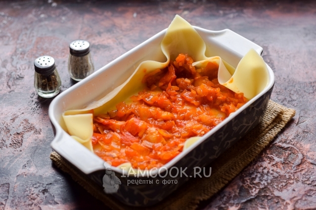 Положить на лист лазаньи соус