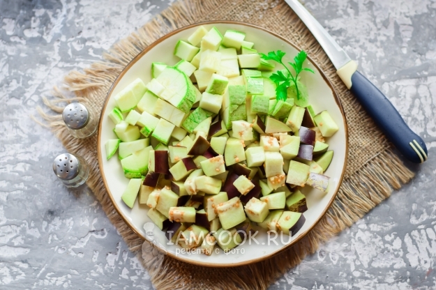 Порезать кабачки и баклажаны