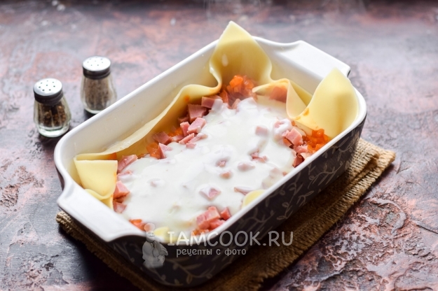 Полить соусом бешамель