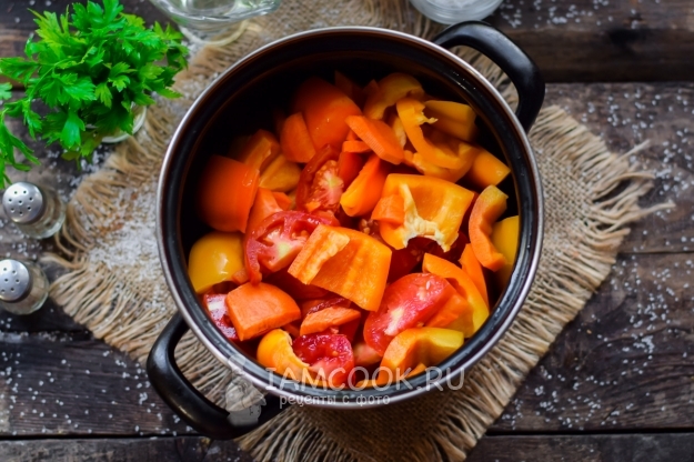 Положить овощи в кастрюлю