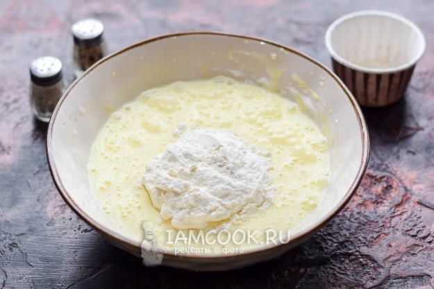 Всыпать муку