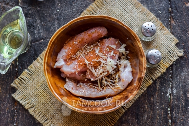 Добавить специи, соль и чеснок