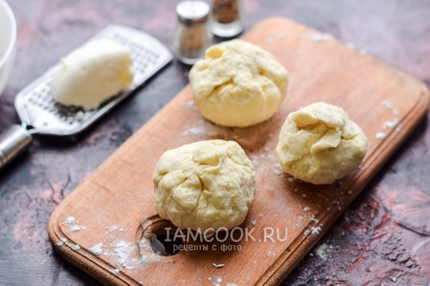 Завернуть сыр в тесто