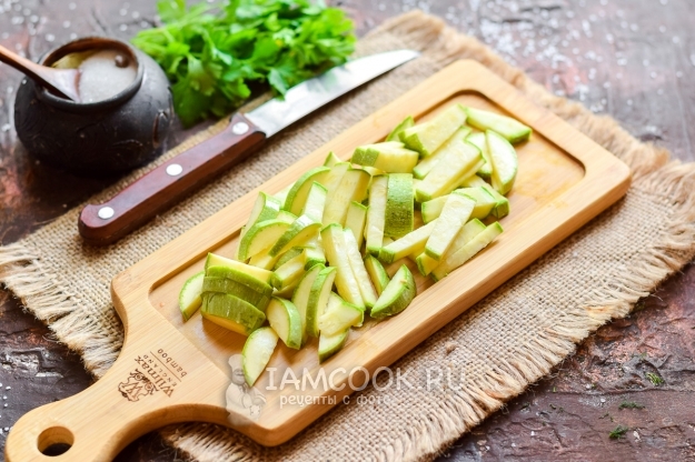 Порезать кабачки