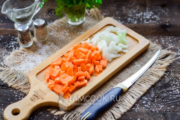 Порезать лук и морковь