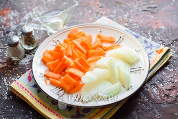 Порезать лук и морковь