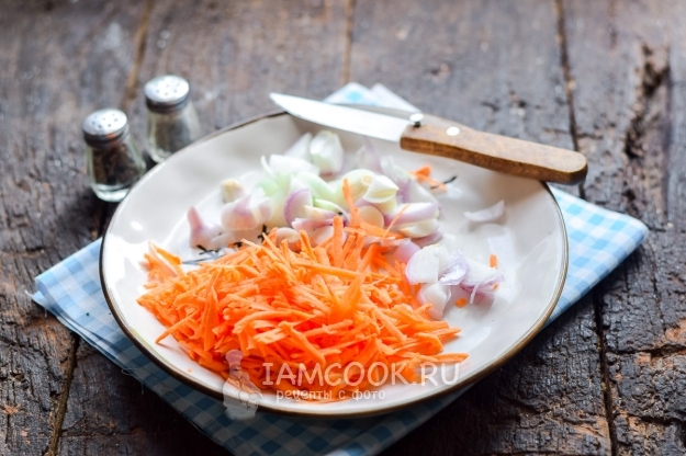 Измельчить лук и морковь